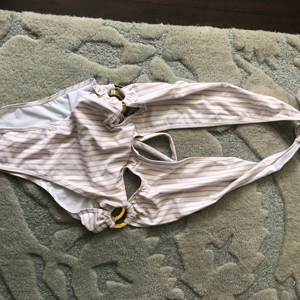 PrettyLittleThing Halterneck Striped Ring Swimsuit - Picture 4 of 8